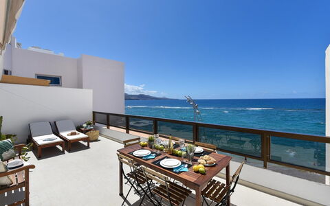 La Terraza de Sofia Canteras: Himmel, Ejendom, Møbel, Bygning, Bord, Indretning, Skygge, Plante, Fritid, Ejerlejlighed