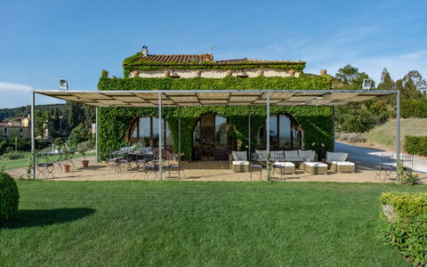 Villa Bagnoli: Himmel, Plante, Bygning, Skygge, Land Lot, Sky, Græs, Hus, Træ