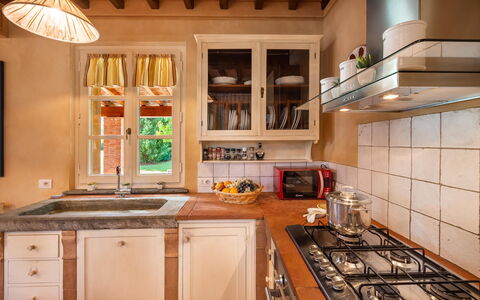 Le Vigne 4: Countertop, Cabinetry, Ejendom, Køkkenvask, Håndvask, Køkken, Komfur, Tap, Gaskomfur, Træ