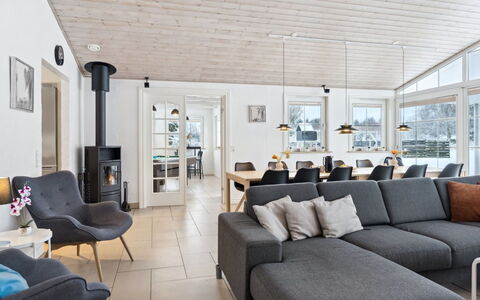 Erene - 850M from the Sea: Loft, Gulvbelægning, Indretning, Etage, Kompositmateriale, Møbel, Udvej, Hotel, Design, Dagslys