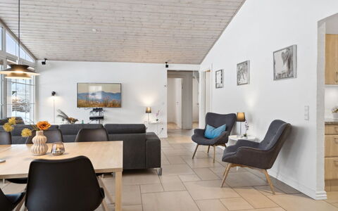 Erene - 850M from the Sea: Loft, Gulvbelægning, Indretning, Etage, Kompositmateriale, Møbel, Udvej, Hotel, Design, Dagslys
