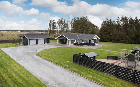 Erene - 850M from the Sea: Loft, Gulvbelægning, Indretning, Etage, Kompositmateriale, Møbel, Udvej, Hotel, Design, Dagslys