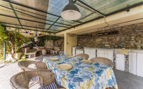A Un Minuto Dal Mare - Bogliasco, Liguria: Bord, Møbel, Ejendom, Plante, Stol, Belysning, Indretning, Dug, Træ, Ejendom