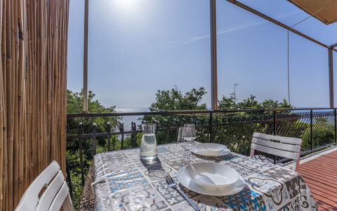 A Due Passi da Camogli 2, Seaview, Wifi: Bord, Himmel, Møbel, Ejendom, Plante, Bordservice, Stol, Vindue, Azure, Bygning