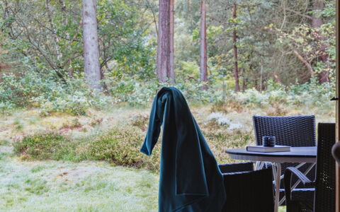 Fulla - 650M from the Sea: Møbel, Couch, Indretning, Gulvbelægning, Stue, Etage, Throw Pillow, Værelse, Pude