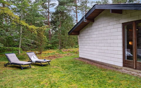 Fulla - 650M from the Sea: Møbel, Couch, Indretning, Gulvbelægning, Stue, Etage, Throw Pillow, Værelse, Pude