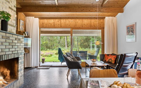 Fulla - 650M from the Sea: Træ, Indretning, Gulvbelægning, Loft, Møbel, Hjem, Etage, Stue, Værelse, Couch