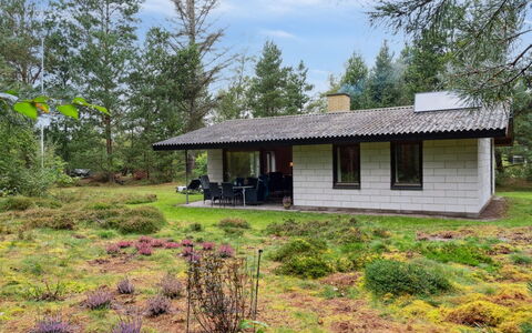 Fulla - 650M from the Sea: Græs, Træ, Hus, Tag, Hjem, Busk, Sommerhus, Land Lot, Landdistrikt