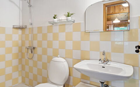 Fulla - 650M from the Sea: Badeværelse, Toiletbræt, Sanitærarmatur, Toilet, Gulvbelægning, Indretning, Etage, Badeværelsesvask, Håndvask, Vvs