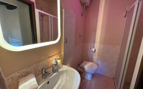 Casa Toto: Væg, Etage, Indretning, Gulvbelægning, Sanitærarmatur, Badeværelse, Vvs, Værelse, Badeværelsesvask, Tap