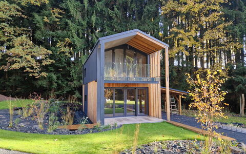 Luxe Timber Lodge & Yoga Loft: Plante, Skygge, Træ, Land Lot, Træ, Naturlige Landskab, Græs, Dør, Fritid, Boligområde