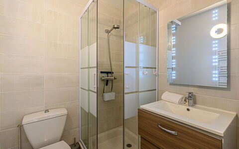 Salicornia: Spejl, Badeværelsesskab, Ejendom, Tap, Cabinetry, Sanitærarmatur, Håndvask, Badeværelse, Purple, Bygning
