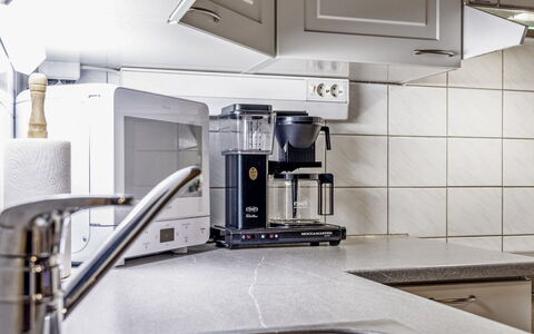 Rukanlumous 3: Køkken Apparat, Husholdningsapparat, Køkken, Lille Apparat, Countertop, Større Bandage, Cabinetry, Køkkenvask, Kaffemaskine