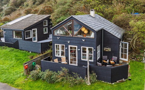 Benni - 75M to the Fjord: Blå, Busk, Sommerhus, Bunddække, Have, Estate, Skygge, Landscaping, Stuehus, Eco Hotel