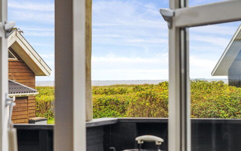 Benni - 75M to the Fjord: Blå, Busk, Sommerhus, Bunddække, Have, Estate, Skygge, Landscaping, Stuehus, Eco Hotel