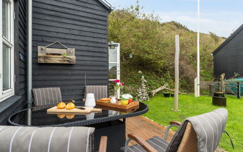 Benni - 75M to the Fjord: Blå, Busk, Sommerhus, Bunddække, Have, Estate, Skygge, Landscaping, Stuehus, Eco Hotel