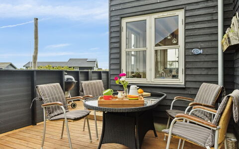 Benni - 75M to the Fjord: Blå, Busk, Sommerhus, Bunddække, Have, Estate, Skygge, Landscaping, Stuehus, Eco Hotel