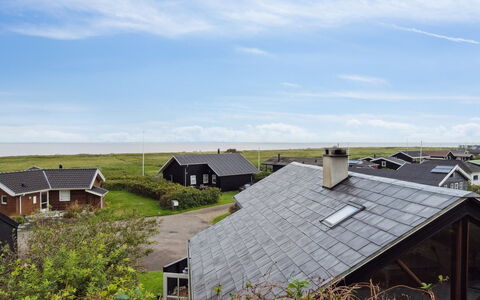 Benni - 75M to the Fjord: Blå, Busk, Sommerhus, Bunddække, Have, Estate, Skygge, Landscaping, Stuehus, Eco Hotel