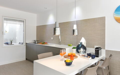 Velsuites 4: Bord, Møbel, Cabinetry, Bordservice, Orange, Belysning, Indretning, Køkken, Bygning, Træ