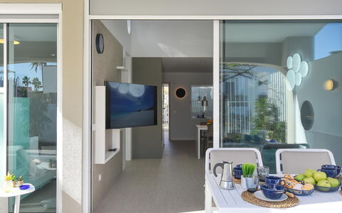 Velsuites 4: Bygning, Møbel, Azure, Vindue, Dør, Indretning, Stue, Plante, Etage, Gulvbelægning