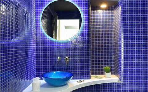 Velsuites 4: Spejl, Ejendom, Tap, Sanitærarmatur, Blå, Purple, Håndvask, Lys, Azure, Badeværelse