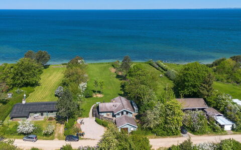 Eyer - 20M from the Sea: Svømmepøl, Udendørs Møbler, Møbel, Udvej, Flise, Eco Hotel, Skygge, Stol, Fritid, Estate