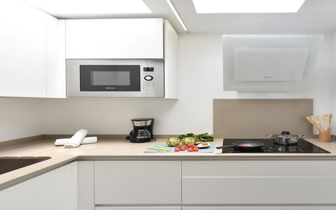 Playa Flor: Cabinetry, Hvid, Countertop, Komfur, Indretning, Træ, Køkkenvask, Køkken, Etage