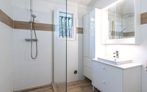 Villa Romana: Gulvbelægning, Indretning, Etage, Sanitærarmatur, Badeværelse, Badeværelsesskab, Loft, Vvs, Cabinetry, Flise