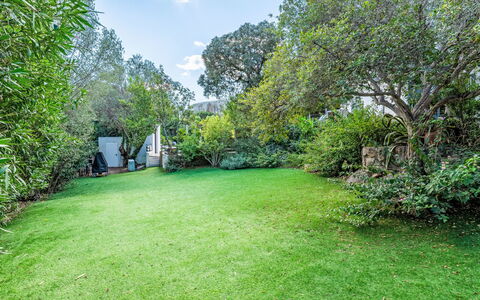 Villa Romana: Busk, Have, Lawn, Land Lot, Bunddække, Skygge, Forår, Backyard, Sollys