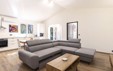 Villa Romana: Møbel, Træ, Indretning, Gulvbelægning, Etage, Couch, Hjem, Stue, Værelse, Lejlighed