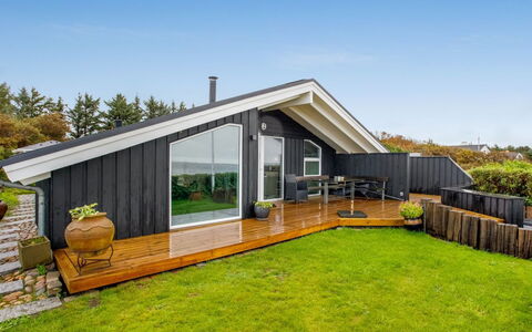 Holmwith - 50M from the Sea: Loft, Gulvbelægning, Indretning, Etage, Kompositmateriale, Møbel, Udvej, Hotel, Design, Dagslys