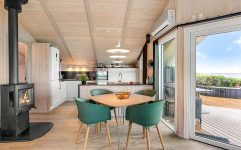 Holmwith - 50M from the Sea: Loft, Gulvbelægning, Indretning, Etage, Kompositmateriale, Møbel, Udvej, Hotel, Design, Dagslys