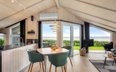 Holmwith - 50M from the Sea: Loft, Gulvbelægning, Indretning, Etage, Kompositmateriale, Møbel, Udvej, Hotel, Design, Dagslys