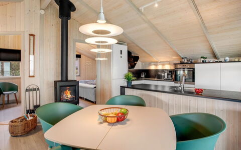 Holmwith - 50M from the Sea: Loft, Gulvbelægning, Indretning, Etage, Kompositmateriale, Møbel, Udvej, Hotel, Design, Dagslys