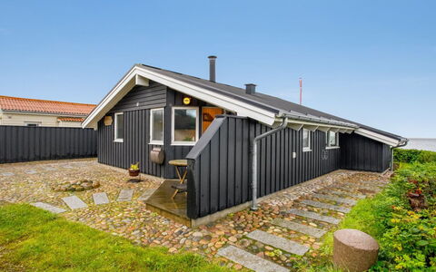 Holmwith - 50M from the Sea: Loft, Gulvbelægning, Indretning, Etage, Kompositmateriale, Møbel, Udvej, Hotel, Design, Dagslys