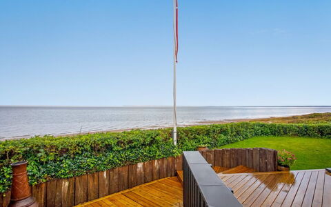 Holmwith - 50M from the Sea: Loft, Gulvbelægning, Indretning, Etage, Kompositmateriale, Møbel, Udvej, Hotel, Design, Dagslys