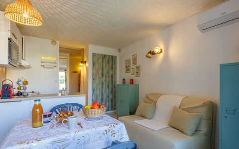 Cap D'Agde 627: Bord, Møbel, Ejendom, Plante, Bygning, Vindue, Stol, Himmel, Azure, Indretning