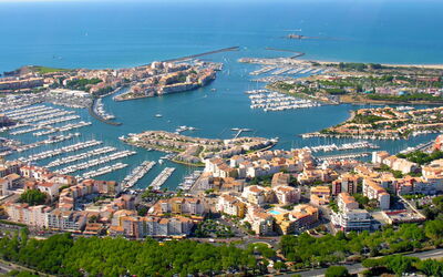 Cap D'Agde 627: Vand, Himmel, Vandressourcer, Bygning, Daytime, Ejendom, Natur, Infrastruktur, Azure, Båd