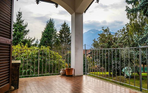 Mergozzo (Lago di Mergozzo) 110: Bord, Møbel, Ejendom, Plante, Bygning, Vindue, Stol, Himmel, Azure, Indretning