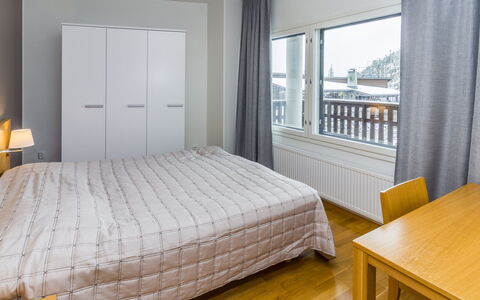 Lumi-Chalet 1312: Gulvbelægning, Seng, Indretning, Etage, Soveværelse, Træ, Loft, Værelse, Møbel, Sengetøj