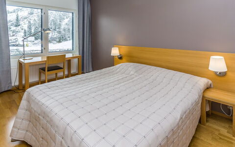 Lumi-Chalet 1312: Gulvbelægning, Indretning, Etage, Træ, Seng, Møbel, Soveværelse, Loft, Værelse, Sengetøj