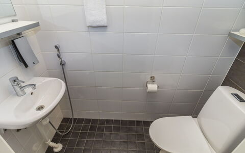 Lumi-Chalet 1312: Toiletbræt, Badeværelse, Sanitærarmatur, Toilet, Gulvbelægning, Etage, Vvs, Indretning, Håndvask, Badeværelsesvask