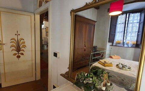 La Colonna: Ejendom, Vindue, Plante, Træ, Bygning, Dør, Indretning, Etage, Couch