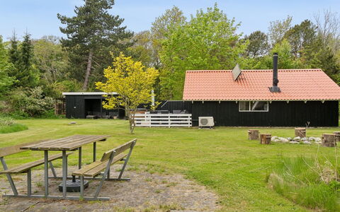 Myra - 425M from the Sea: Bygning, Hus, Vindue, Hjem, Tag, Boligområde, Busk, Sommerhus, Land Lot
