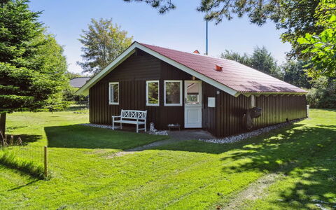 Myra - 425M from the Sea: Bygning, Hus, Vindue, Hjem, Tag, Boligområde, Busk, Sommerhus, Land Lot
