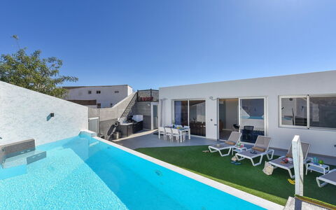 Villa Joviano: Vand, Bygning, Ejendom, Himmel, Plante, Træ, Vindue, Fritid, Urban Design, Svømmepøl