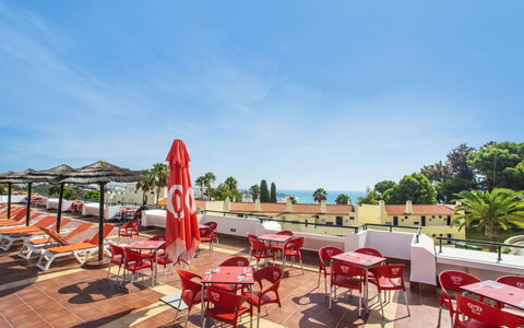 La Perle D'Albufeira: Vand, Bygning, Ejendom, Himmel, Plante, Træ, Vindue, Fritid, Urban Design, Svømmepøl