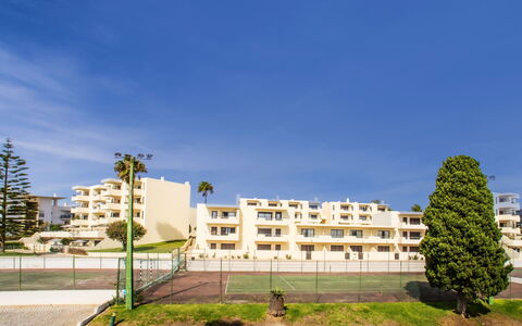 La Perle D'Albufeira: Vand, Bygning, Ejendom, Himmel, Plante, Træ, Vindue, Fritid, Urban Design, Svømmepøl