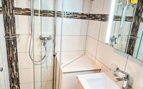 Häuschen Stadel: Ejendom, Spejl, Tap, Sanitærarmatur, Håndvask, Badeværelse, Indretning, Etage, Badeværelsesvask