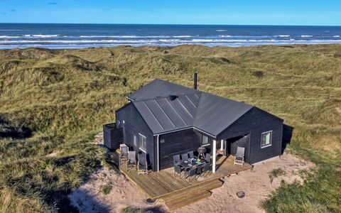 Auno - 140M from the Sea: Møbel, Indretning, Gulvbelægning, Træ, Etage, Loft, Trægulve, Stol, Bord, Belysning